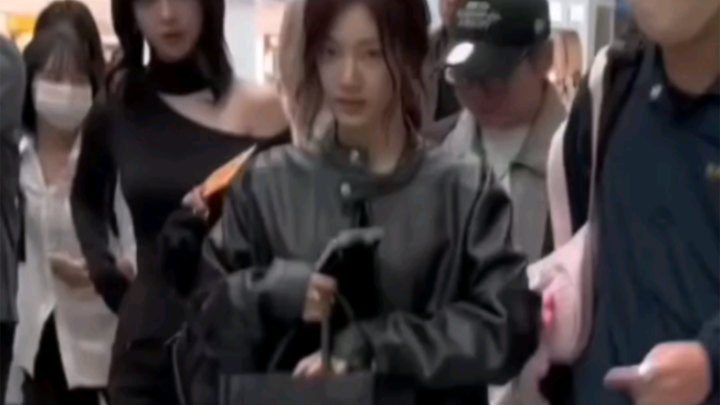 Hahaha, Ningning’s tote bag is specially for the gifts fans give her—every time a fan hands one over