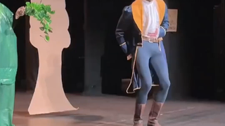 导演，有人带枪上台表演，快叫保安