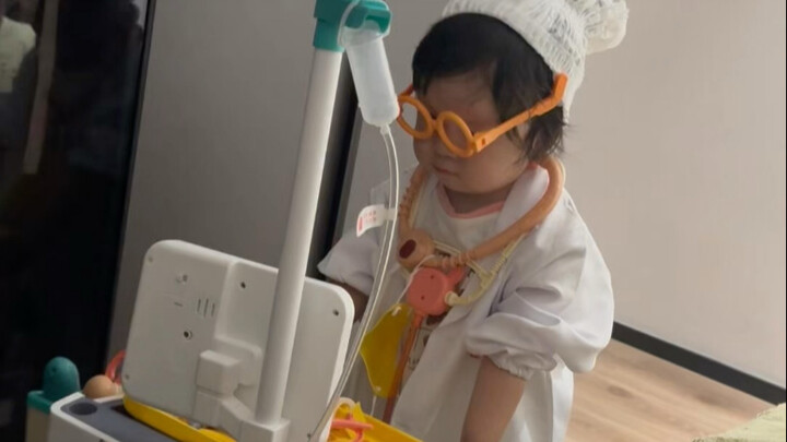 Chỉ trong vài phút, vị bác sĩ non nớt hai tuổi đã gây ra mấy vụ tai nạn rồi, khiếu nại!