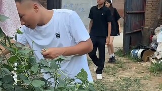 儿子想吃烤全羊被老爸无视，看见儿子是带着女同学后瞬间变脸