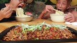Nông thôn Tứ Xuyên: Ăn mỳ với thịt lợn băm nhuyễn sốt tương mới ngon