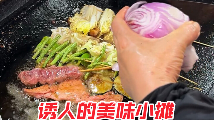 คุณป้าขายของเก่งจริงๆ ทั้งไก่ทอดทั้งลูกชิ้นเสียบไม้ ก็เลยสั่งมาลองทุกอย่างนิดหน่อย~ ส่วนหมี่ซอสถั่วเ