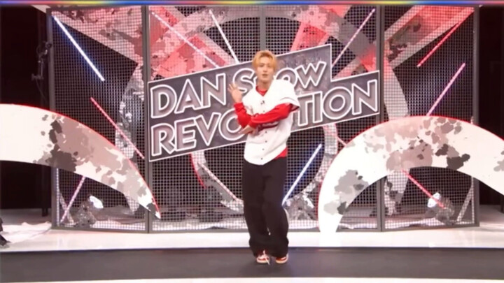 After two years, Li Xicheng finally danced Permission to Dance again, tears streaming down his face.