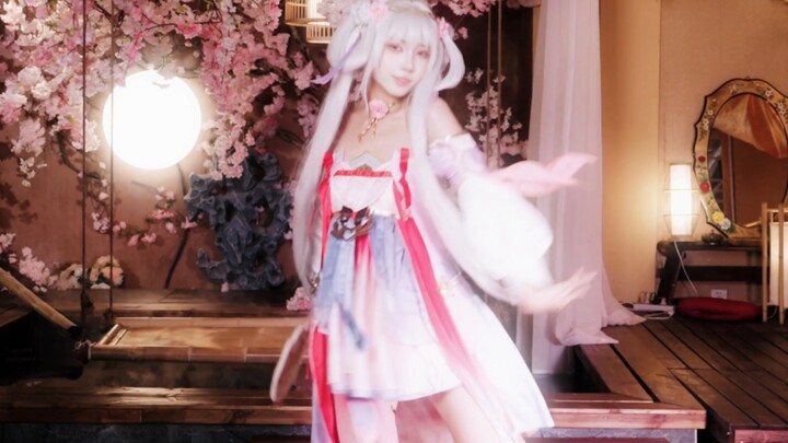 «فتاة السوسيو» ورود الخوخ تبتسم خلف السياج، كأنها على وشك أن تتفتح، فتبدو أكثر جمالاً وعاطفة.