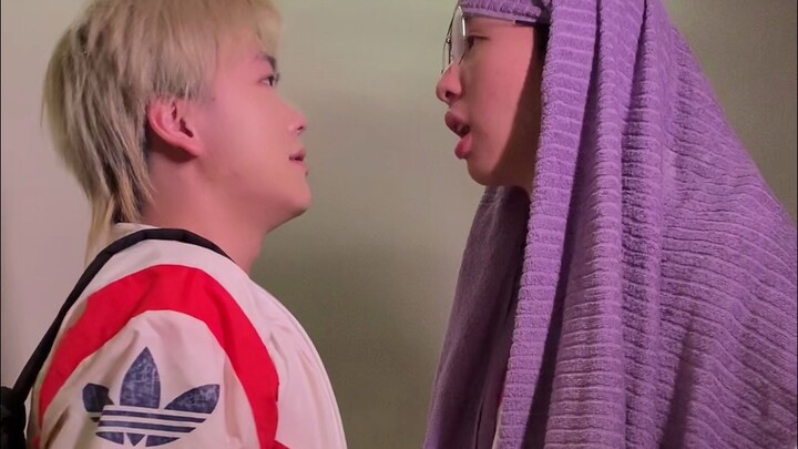 ได้ยินมาว่านักเรียนไปกลับเป็นพนักงานส่งอาหารรุ่นแรกๆ เลย