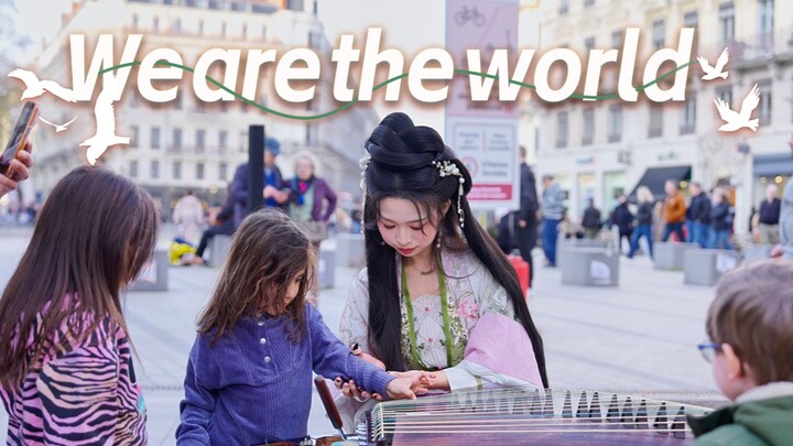 Đàn “We Are the World” trên đường phố nước ngoài, em bé trong xe đẩy nín khóc, mọi người qua đường c