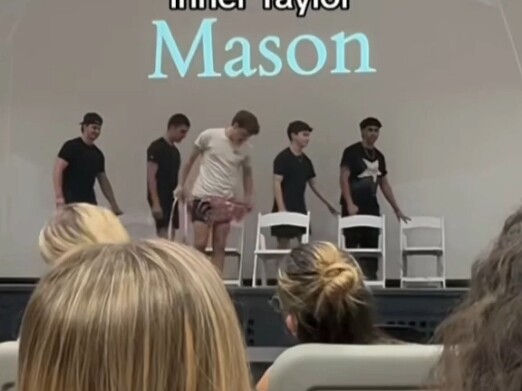 当高校男生集体模仿霉霉