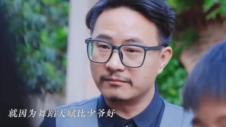 Cậu bé chỉ đang nhảy ở nhà và bị quản gia đánh gãy chân!!!