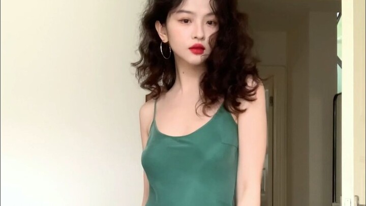 من يفهم قوة تأثير هذه الفساتين عليّ! كل واحدة منها مبالغ فيها جدًا!