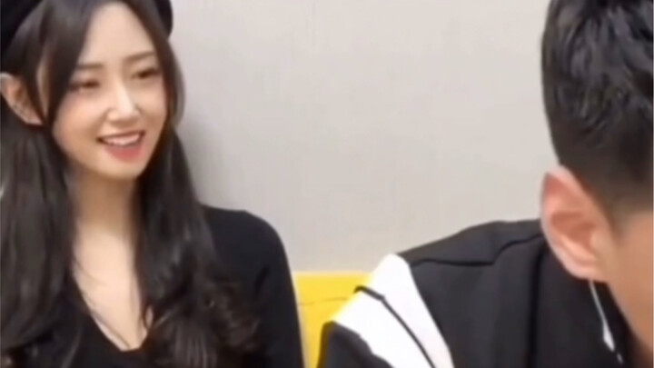 كما هو متوقَّع، كلما كانت الإلهة ترتدي جوارب سوداء، كان قلبها أكثر إثارة!