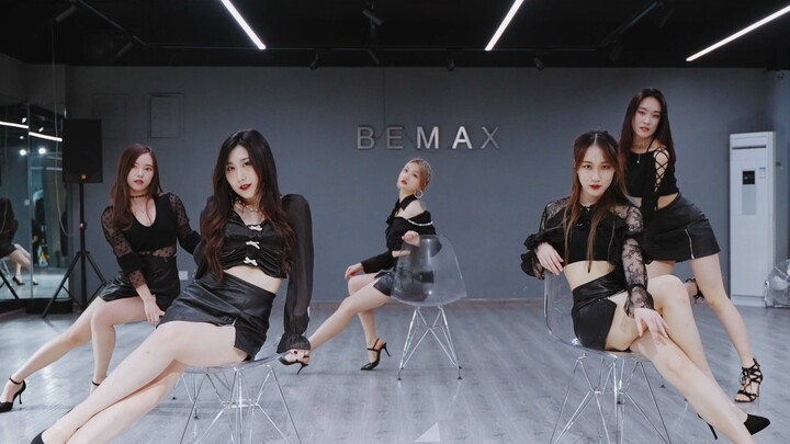 【Rok Pendek AOA】Rok Mini | Lima gadis bertelanjang kaki dan memakai sepatu hak tinggi menari sambil 