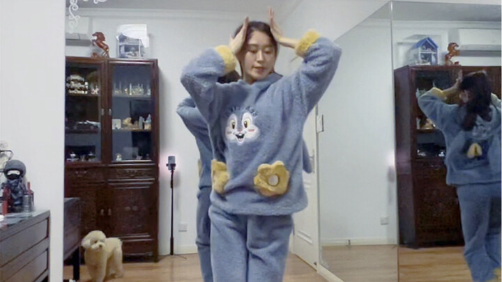 Konon ini adalah awal dari kombinasi Latin Cha-Cha yang serbaguna, berikut ini adalah gerakan terpis