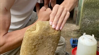ชายชาวจีนทุบหินก้อนใหญ่