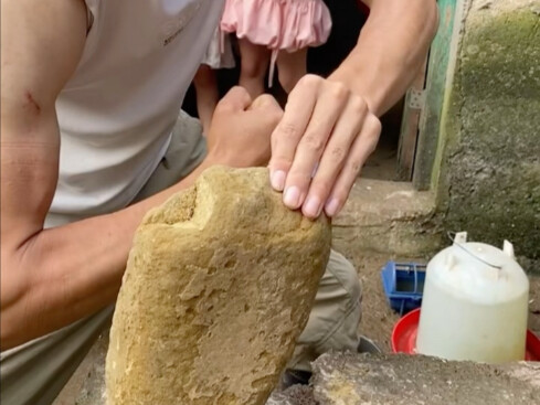 中国猛男狠劈大鹅卵石