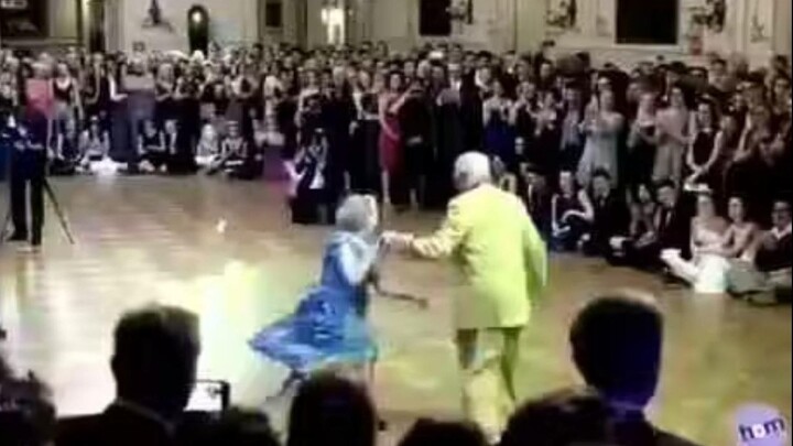 He is 94 years old and she is 92 years old. Their duet dance amazed the audience!