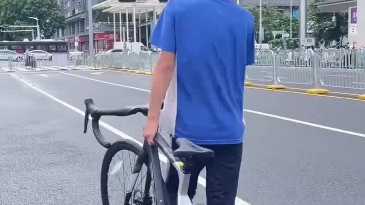 Chàng trai bán hết đống phế liệu tích cóp mấy năm trời, cuối cùng đã mua được chiếc xe đạp đường trư