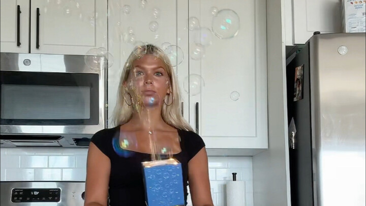 Hộp quà PR bây giờ thú vị quá nhỉ