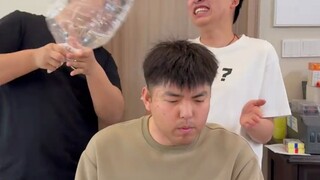 Permainan bom lirik asrama, teman sekamar tercengang, netizen: Dia benar-benar tahu cara bermain!