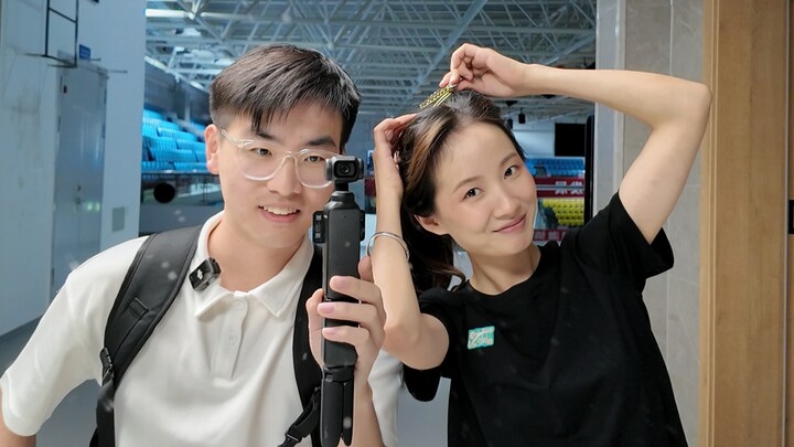 Mỹ nữ lớp mê đánh cầu lông, chàng trai otaku vì tình xông pha, mời cô nàng ăn hamburger Trung Quốc g