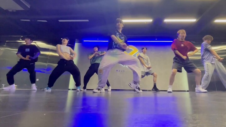 [Dancing] Hai Ge's night training~~and us, many familiar people: Lai Lai, Hui Zai, the loud speaker 