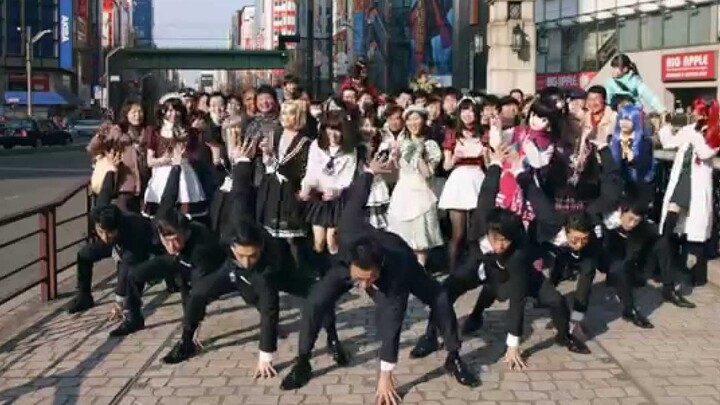 Ulasan klasik! Seorang pria Jepang menari robot dance di jalan, dan gerakannya sangat sempurna! Oran