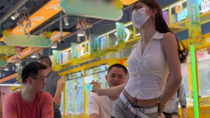 Mengenakan kemeja putih dan celana pendek, Rollin yang menari adalah gadis dengan hasrat murni.