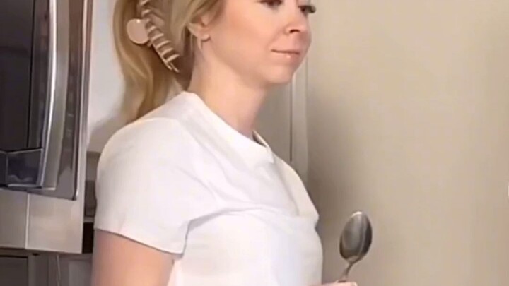 Saya menaruh istri saya di meja dapur sementara dia sedang memasak untuk melihat bagaimana reaksinya