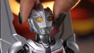 Ultraman có đôi cánh lớn?