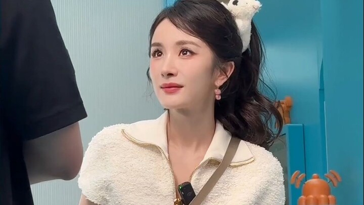12 minutes and 29 seconds of Yang Mi’s entire day as pop-up store manager for Jellycat at Shanghai I