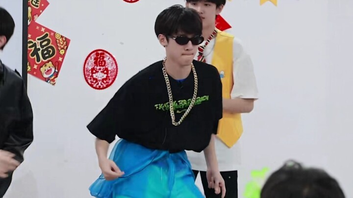 [TF家族三代]顺顺真的太会扭了，直接扭我心里!翘臀顺顺