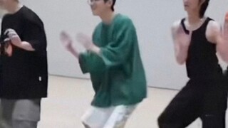 Haha, Wonwoo, hai đoạn nhảy này đáng yêu quá, làm tôi cười muốn chết luôn