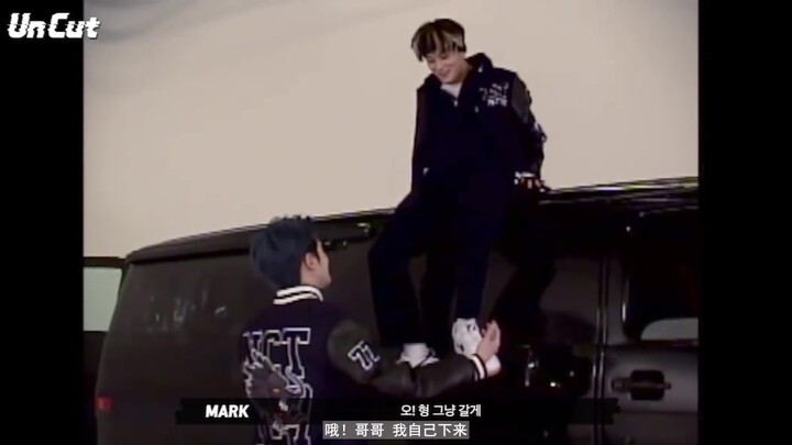 هل سحب الأخ هيونغ جيه السلم لأن المدعو مارك يخاف من المرتفعات؟ أهي حبكة درامية مثيرة أم مجرد مزاح عا