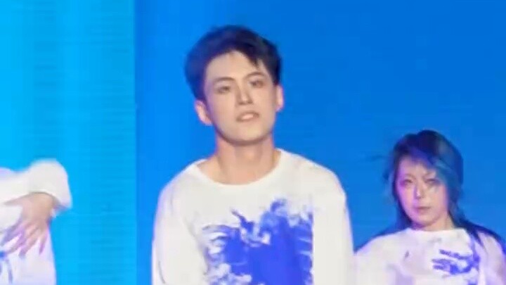 Desain jenius melukis di atas pakaian! Aku ingin menari mengikuti lagu "Ultramarine" setelah lulus! 