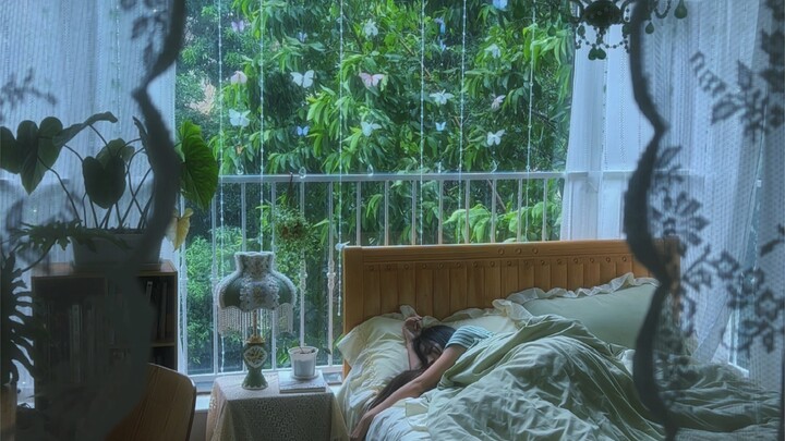 On a rainy day, all I want to do is stay home and sleep.