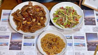 Aku sendirian juga sudah makan banyak mi, aku sendirian juga sudah melewati banyak hari romantis.