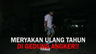 DI TEMPELIN HANTU DI GEDUNG ANGKER