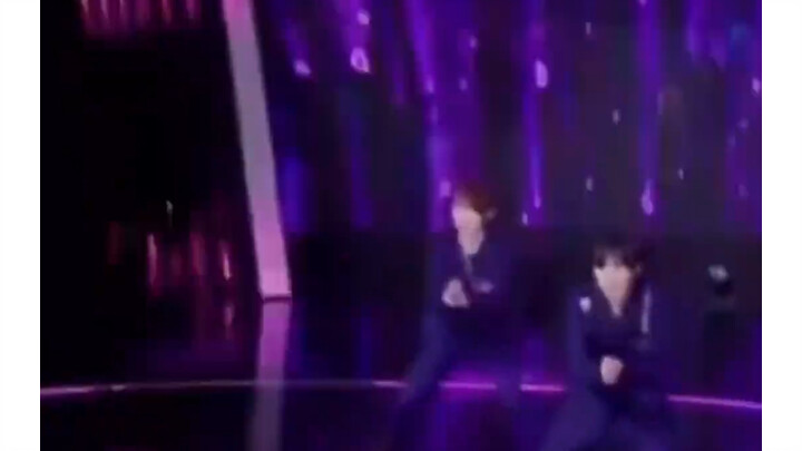 给导师赔点钱吧。张艺兴：这位置不是人坐的