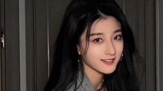 คอลเลกชันความงามจาก TikTok: การนั่งยองและการแต่งตัว