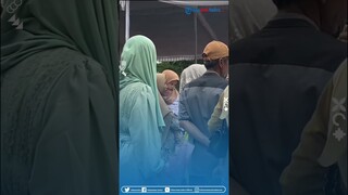 Sederhana Tapi Penuh Arti! Momen Ayah Bawakan Bunga Kembang Kertas Asli saat Kelulusan Sang Anak