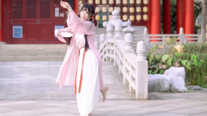 The woman beside the wine shop is like the moon, with white wrists and frost and snow. This is the g