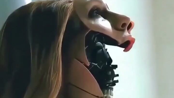 Pas wajahnya disambungin, rasanya agak aneh dan menarik perhatian.