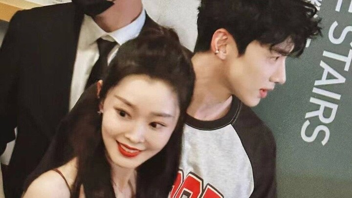 After holding back all day, finally pushed to the limit by the crowd: “Real couples redefine floor-s