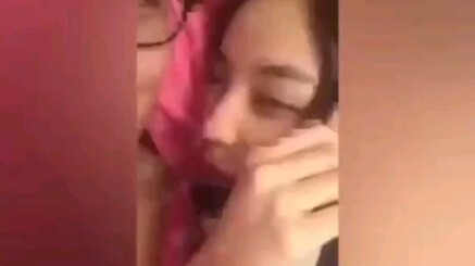 古力拉扎撒娇视频，真会撒娇啊，好可爱又很温柔的样子。古力娜扎与前女友。