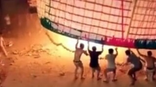 切勿模仿！！！乡民放烟花热气球导致火灾
