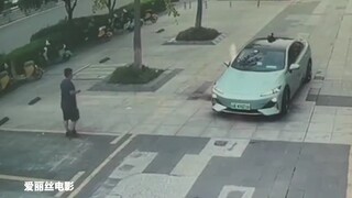 Chiếc xe năng lượng mới bị đá trên đường cuốn lên và bốc cháy. Một lúc sau, ngọn lửa tự tắt.