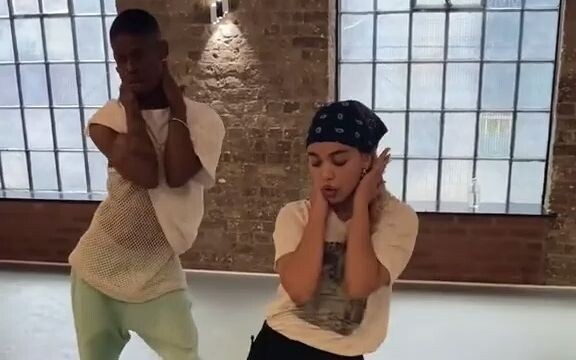 Xiao Zhi is dancing—she's so mesmerizing!!