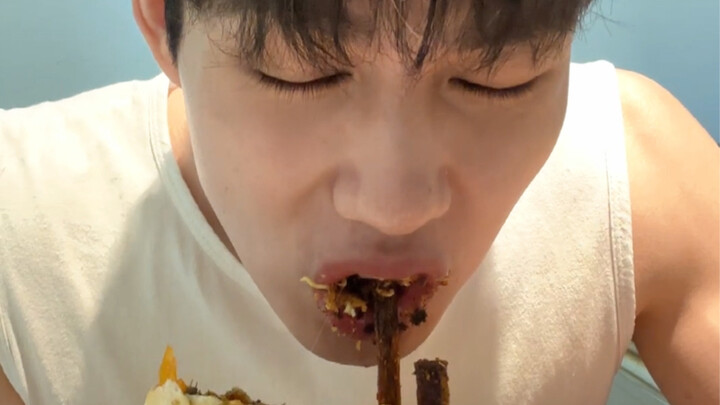 جربت الوجبة نفسها التي تقدمها ملكة الدجاج المجفف، ورقبتي توجعني لمسافة ثلاثة لي!