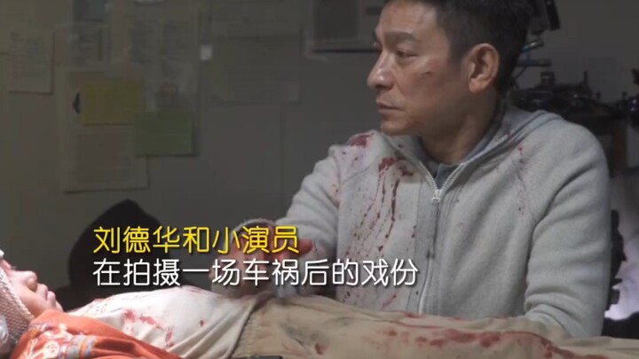 Hành Tinh Lưu Lạc 2: Anh Hoa nhìn Tiểu Diễn Viên với ánh mắt đầy thương xót, cái vỗ tay lên tay em ấ