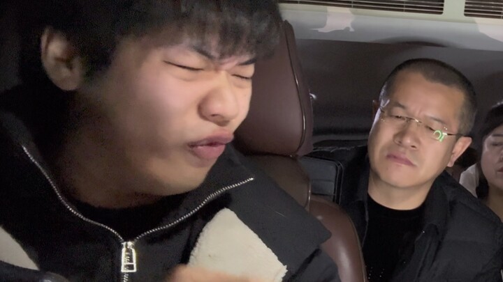 #Cuộc sống hàng ngày của cặp đôi #Nữ tài xế Tôi chỉ có thể đổ xăng được nửa bình!