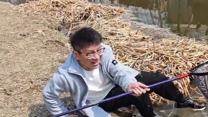 Brother Shaobing takes Little Shaobing fishing, showing two different sides: one all about having fu